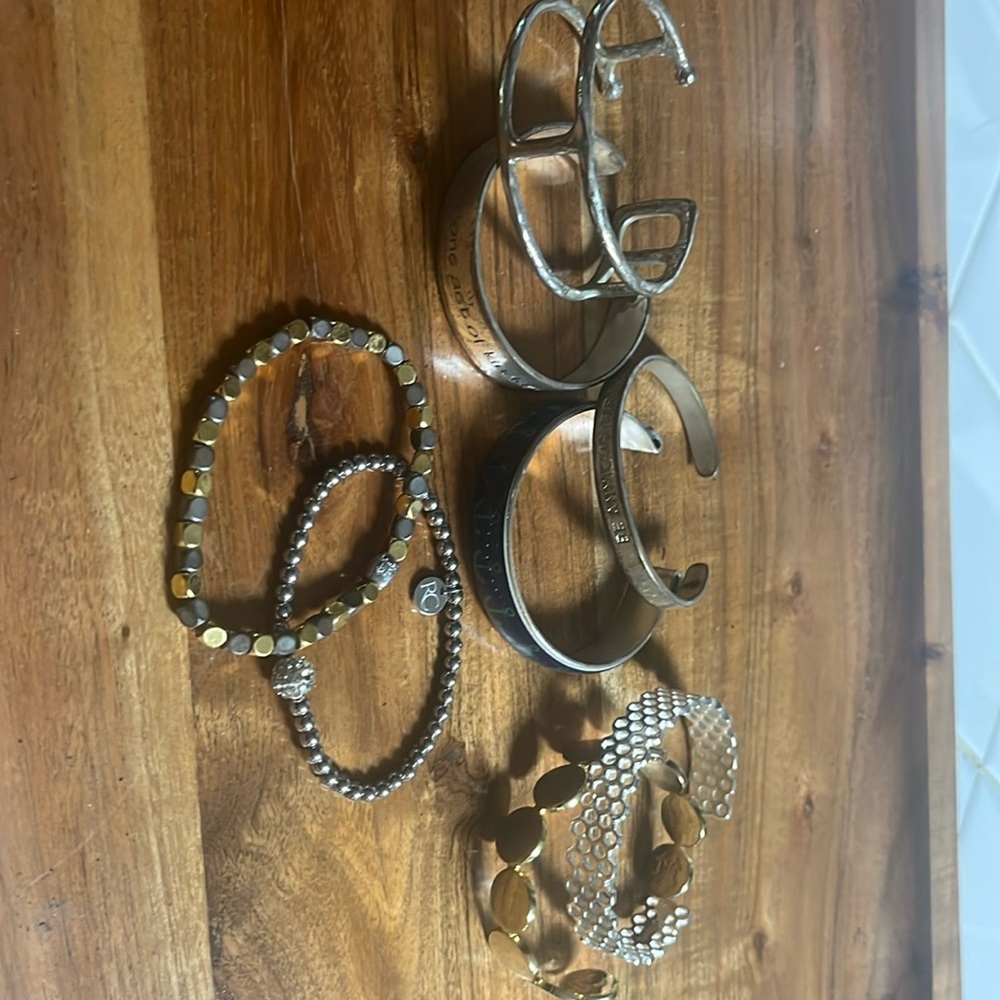 6 cuffs and 2 stretch brackets. Several of these are RusticCuff